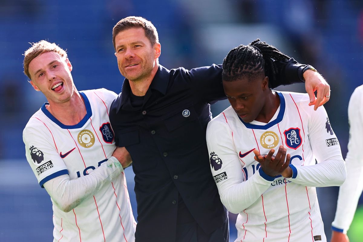 Xabi Alonso manager / head coach of Chelsea celebrates with his players following the Premier League 2026/27 match between Everton and Chelsea FC at Hill Dickinson Stadium on October 17, 2026 in Liverpool, United Kingdom