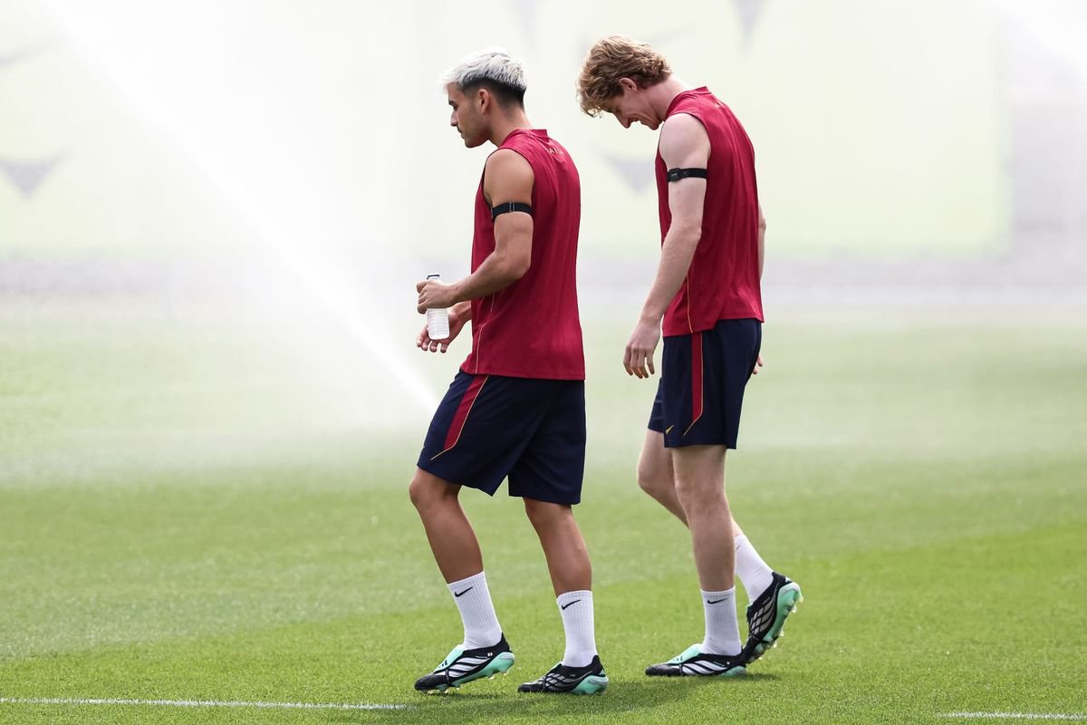 Pedri and Anthony Gordon in Barcelona training