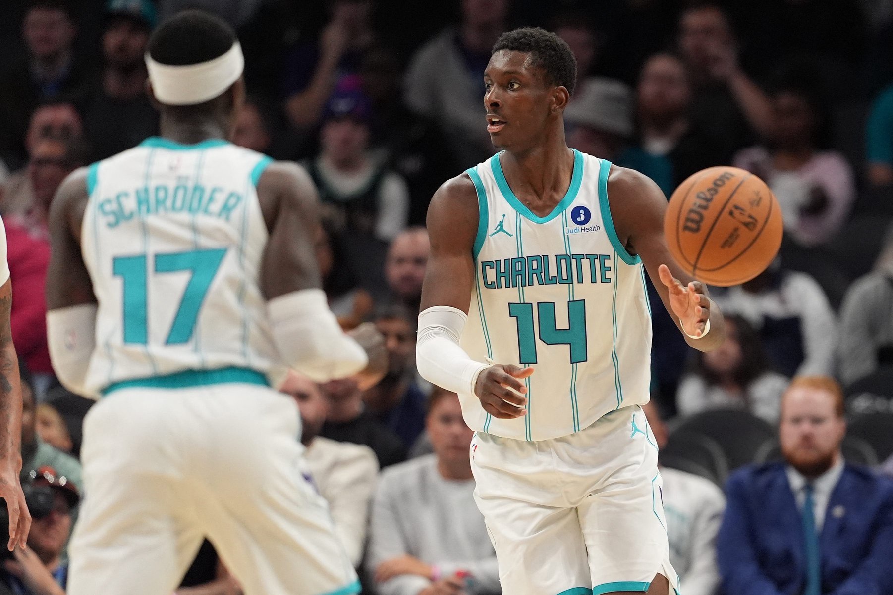 Oct 26, 2026; Charlotte, North Carolina, USA;  Charlotte Hornets forward Moussa Diabate (14) passes off to guard Dennis Schroder (17) during the second half against the Washington Wizards at the Spectrum Center.  Mandatory Credit: Jim Dedmon-Imagn Images