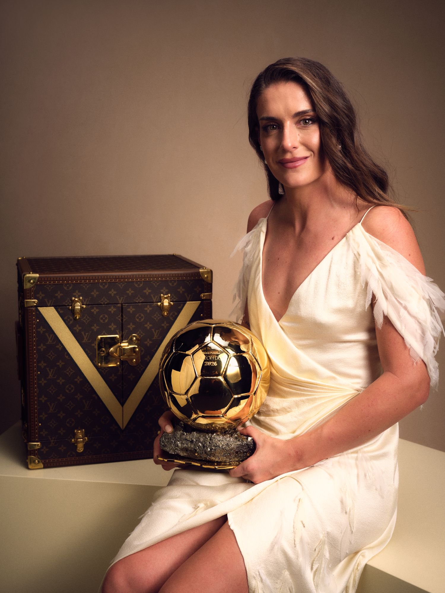 Alexia Putellas milieu offensive au London City Lionesses a reçu son troisième Ballon d'Or ici devant son crin Louis...