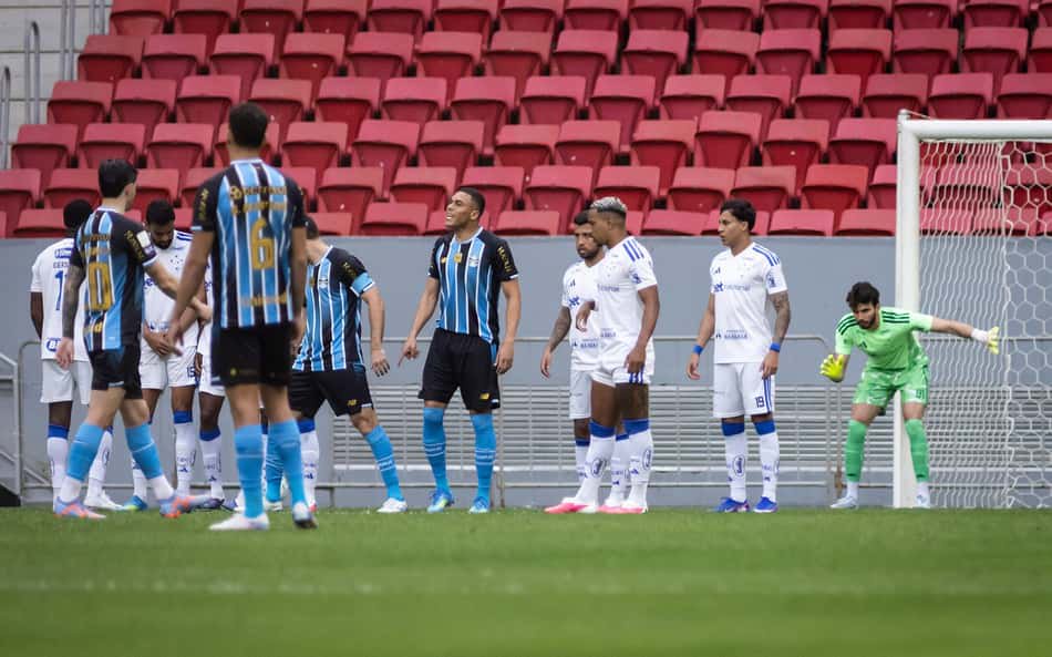 Jogadores de Cruzeiro e Grêmio alinhados antes do amistoso no Mané Garrincha, Brasília.