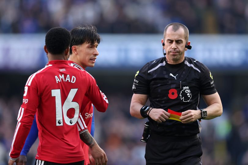 LONDON, ENGLAND - OCTOBER 31: Lisandro Martinez of Manchester United reacts after being sent off by Referee Peter Bankes during the Premier League 2026/27 match between Chelsea FC and Manchester United at Stamford Bridge on October 31, 2026 in London, England. (Photo by Justin Setterfield/Getty Images)