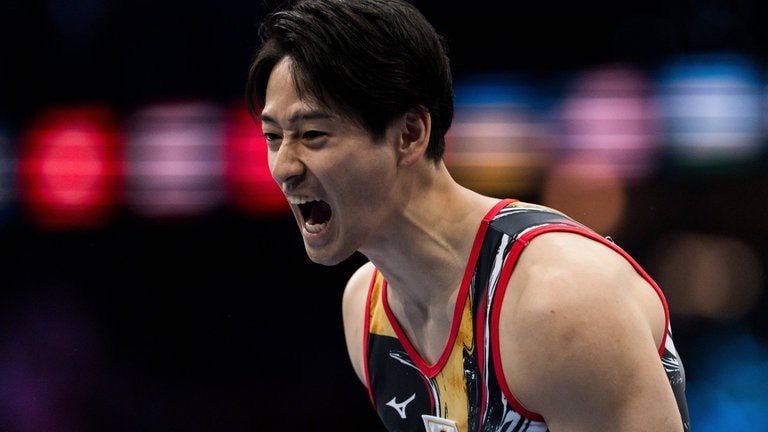 Der Japaner Fusuke Maeda feiert den Sieg im Team-Finale bei der Turn-WM 2026 in Rotterdam.
