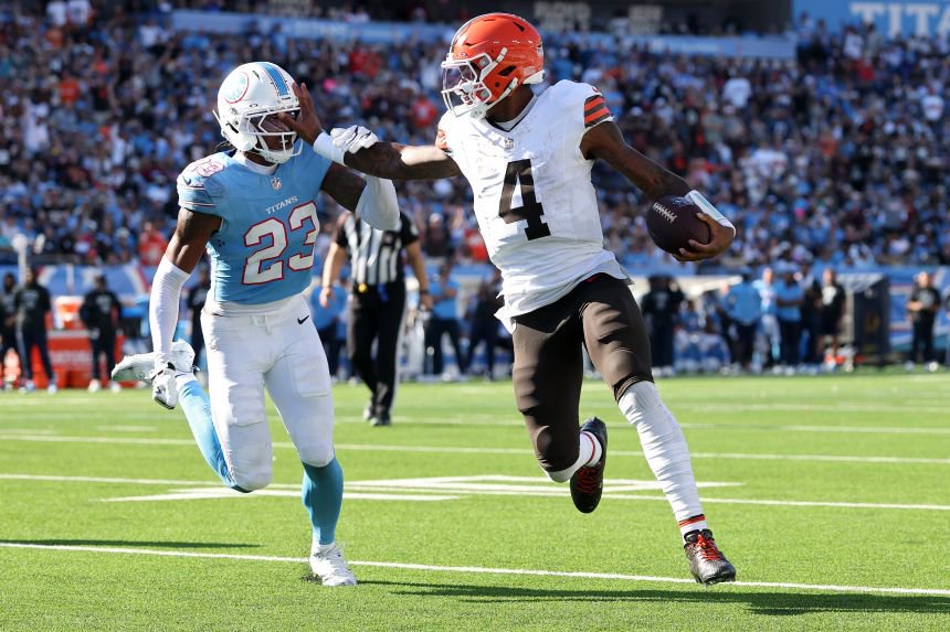 Cleveland Browns quarterback Deshaun Watson runs for a touchdown against Tennessee on Sunday.