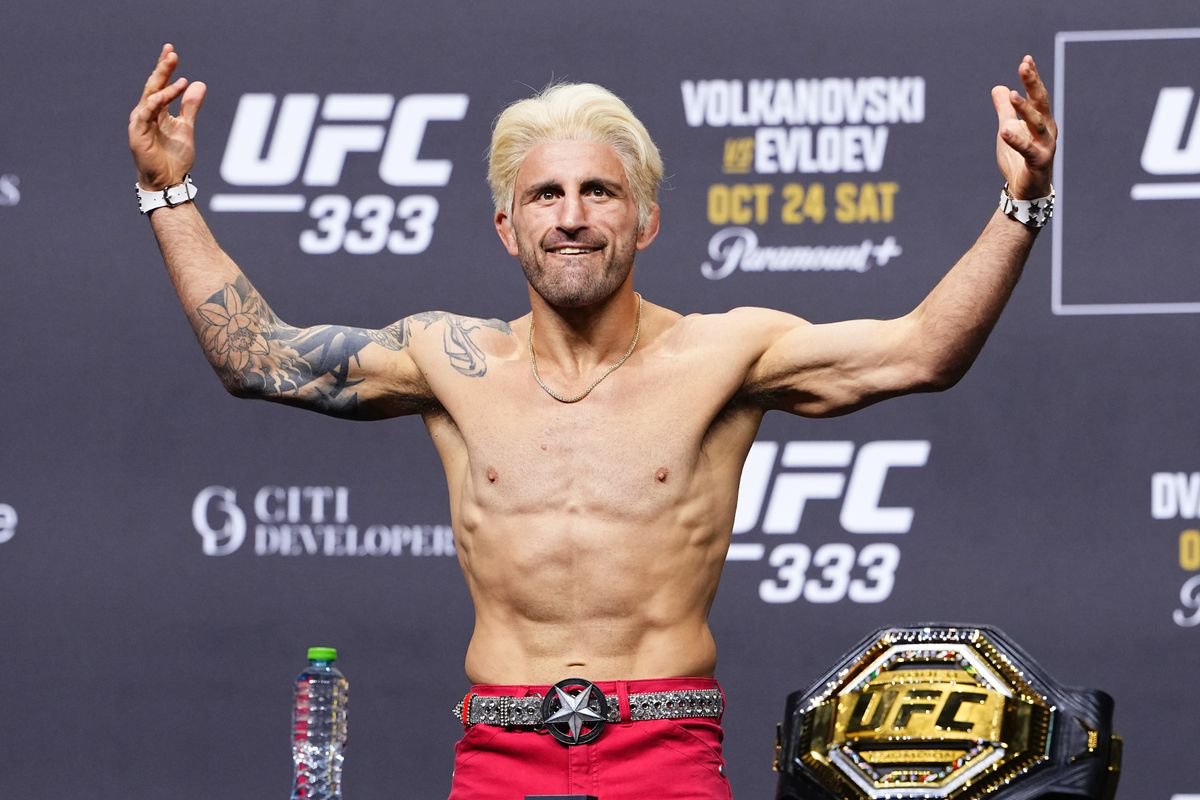 Aussie Volkanovski arrives at the pre-fight press conference in Abu Dhabi as Street Fighter character Joe