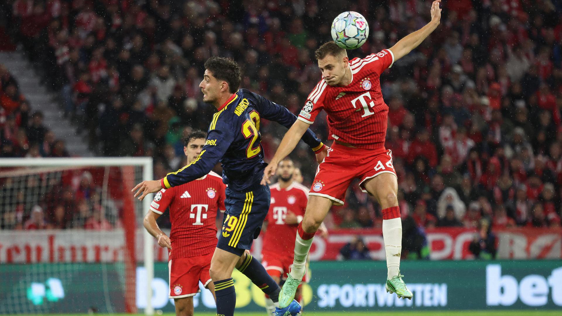 Zwei Fußballer im Kopfballduell.