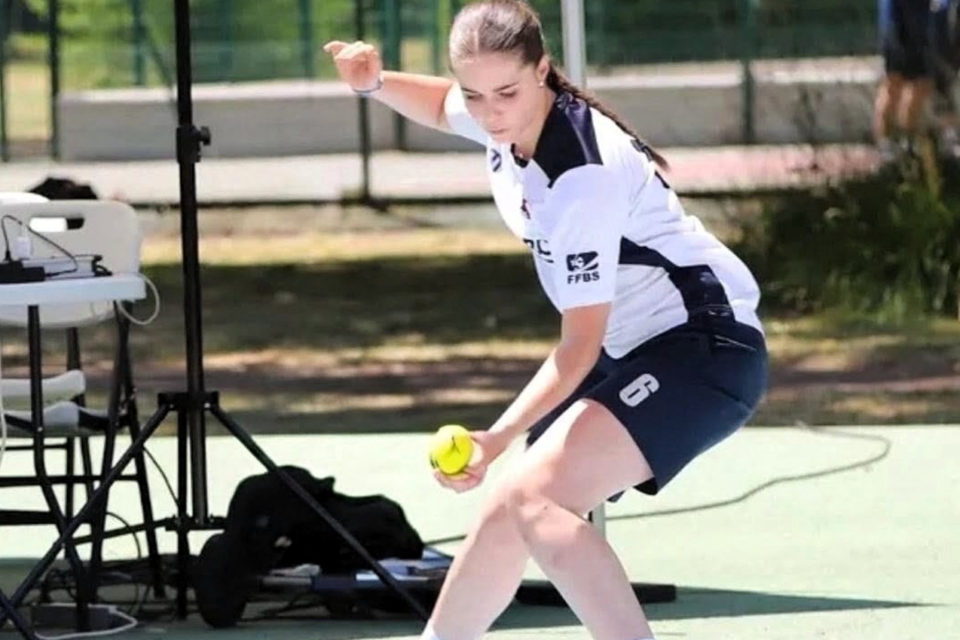 Elsa Lepinay, sélectionnée en baseball5 a été désignése porte-drapeau de la délégation française  lors de la cérémonie d’ouverture des Jeux olympiques de la Jeunesse de Dakar 2026.