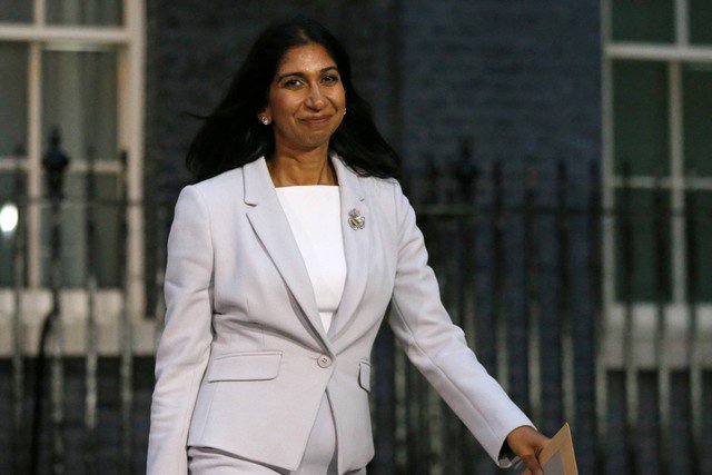 Menteri Dalam Negeri Inggris yang baru Suella Braverman, meninggalkan 10 Downing Street setelah pertemuan dengan Perdana Menteri baru Inggris Liz Truss di pusat kota London, Selasa (6/9/2022). Foto: ISABEL INFANTES/AFP