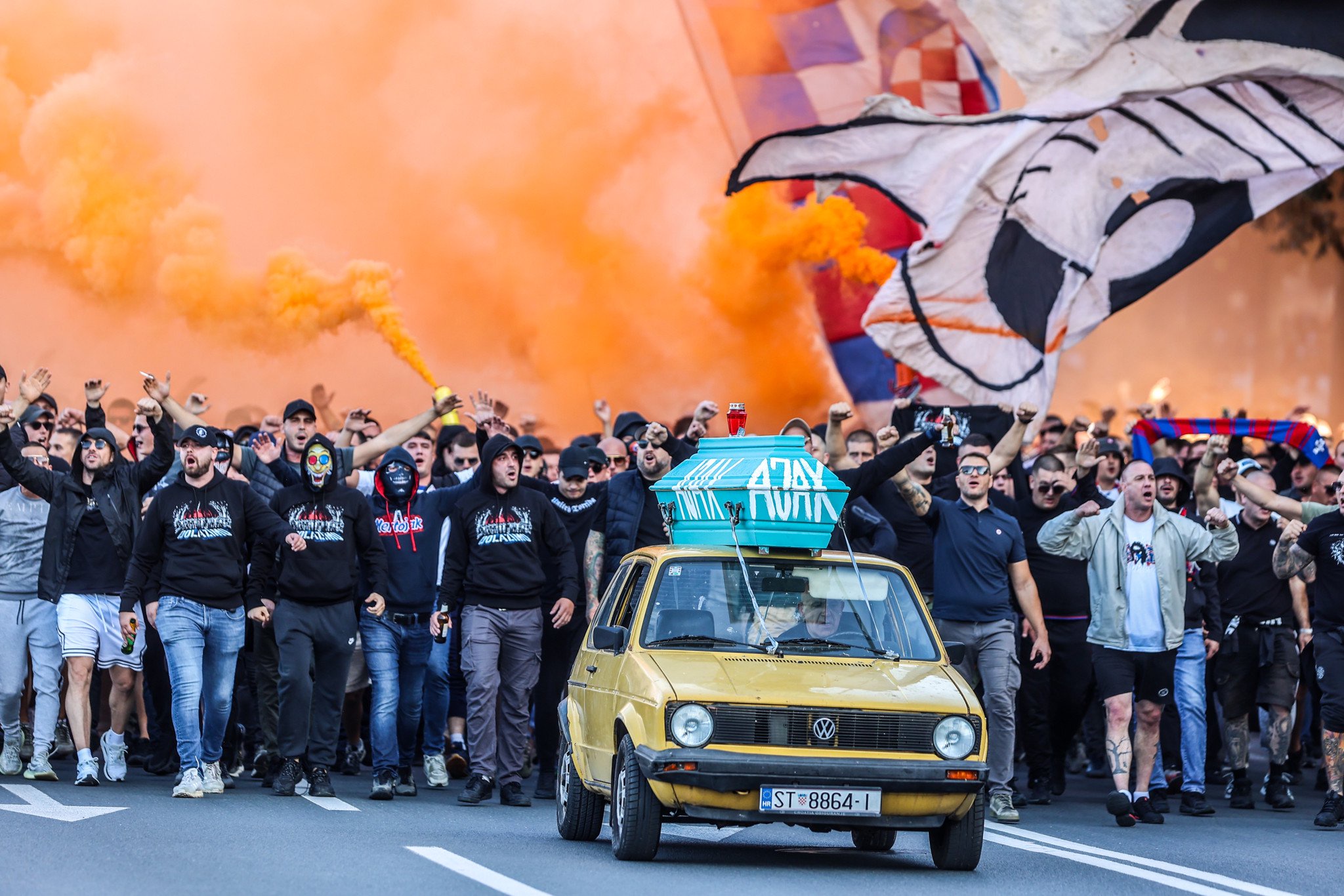 Torcida-Fans von Hajduk Split marschieren mit orangem Rauch zum Poljud-Stadion vor dem UEFA Conference League Spiel gegen Ajax.