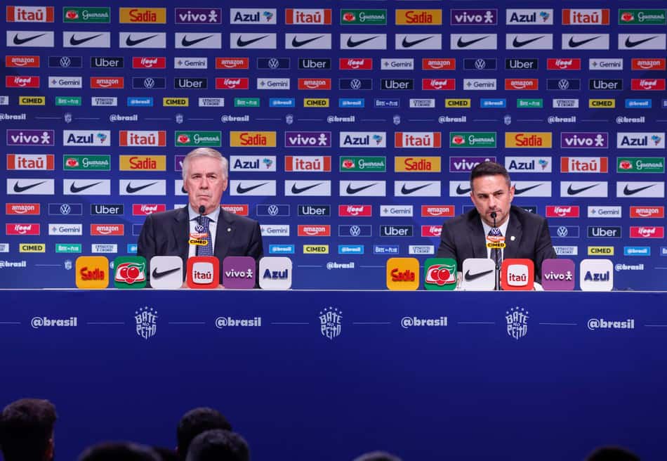 Coletiva de imprensa da convocação da seleção brasileira, 29OUT2026, com dois dirigentes e patrocinadores ao fundo.