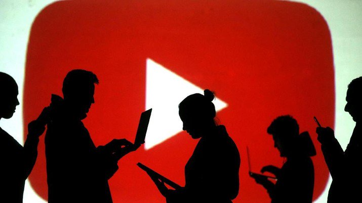 REFILE - ADDING MISSING WORDS  Silhouettes of laptop and mobile device users are seen next to a screen projection of Youtube logo in this picture illustration taken March 28, 2018.  REUTERS/Dado Ruvic