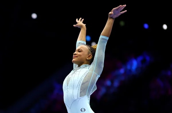 Após pausa de 3 anos, Rebeca Andrade brilha e é tricampeã mundial no salto - destaque galeria