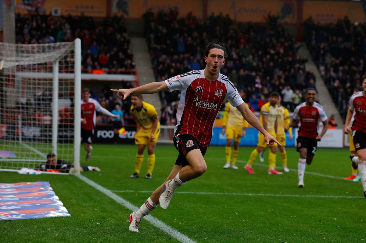 Goal celebrations for Charlie Cummins of Exeter City during the Sky Bet League 2 match between Exeter City and Fleetwood Town at St James Park, Exeter on 24 October 2026 (Photo: Craig Stevens/PPAUK)