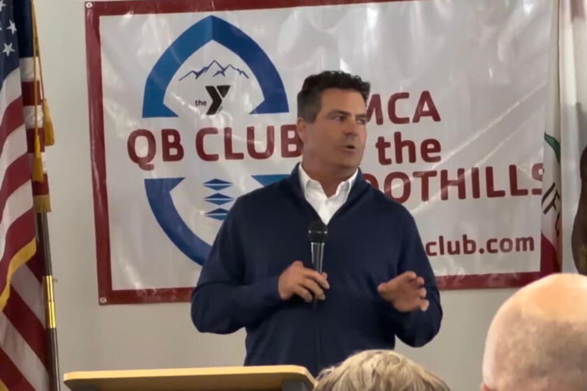 Former Hoover High and Indiana basketball player Joe Hillman speaks to the Glendale Quarterback Club.