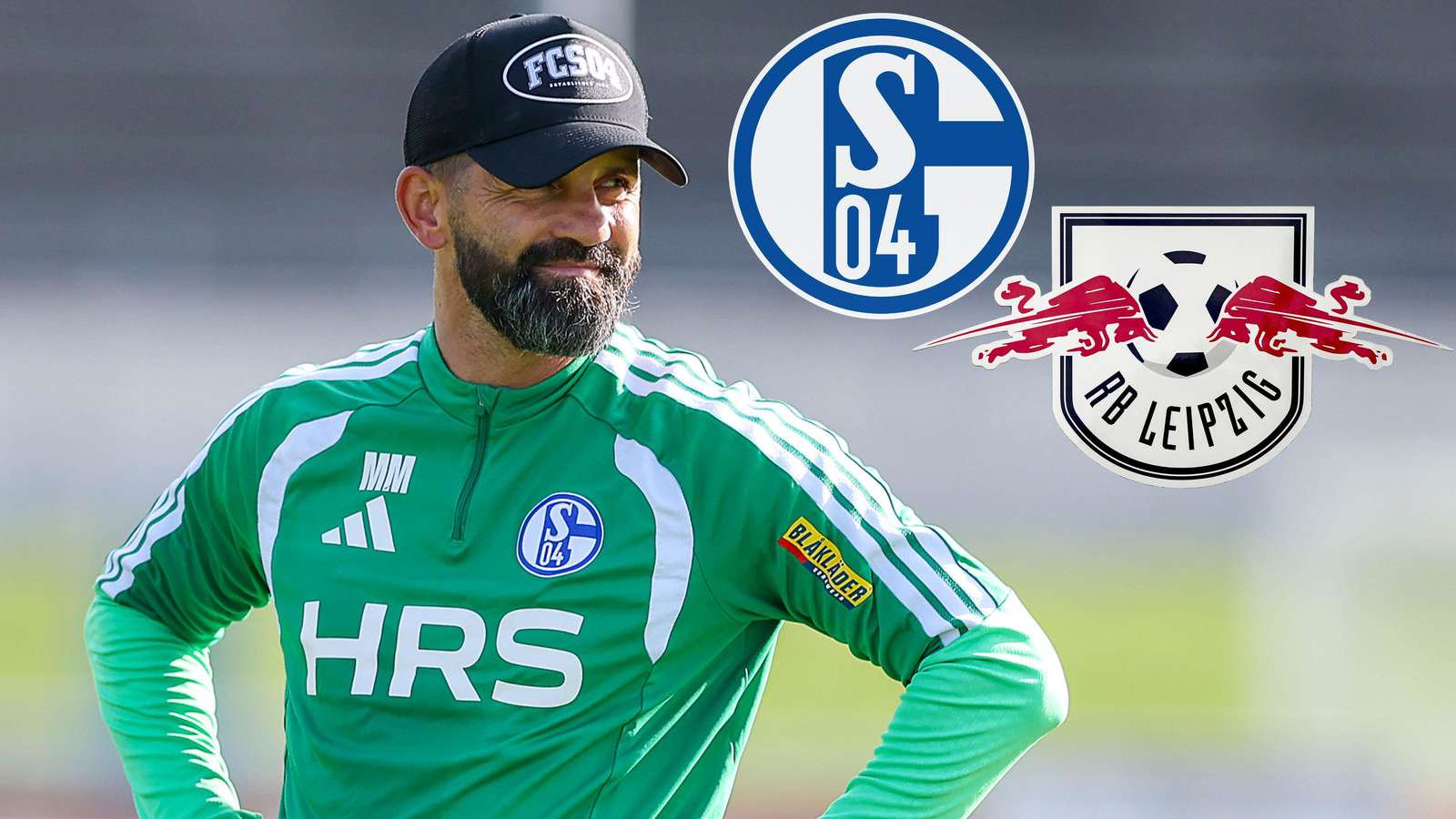 Miron Muslic schaut nach rechts zu den Vereinslogos von Schalke 04 und RB Leipzig.