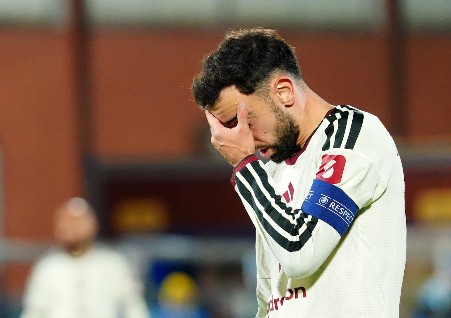 Bruno Fernandes holds his head in his hands during Manchester United’s 4-1 Champions League defeat against Como (Luca Rossini).