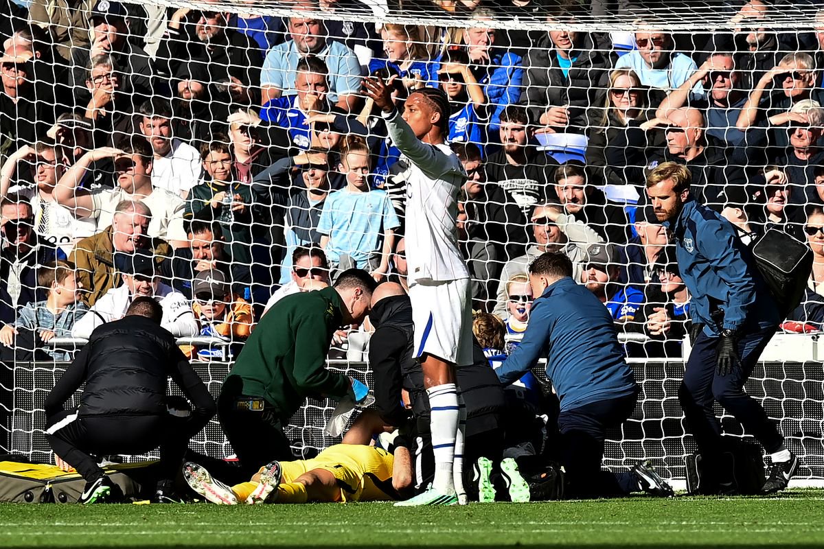Chelsea's Emiliano Martinez could be out for a few games after suffering a head injury