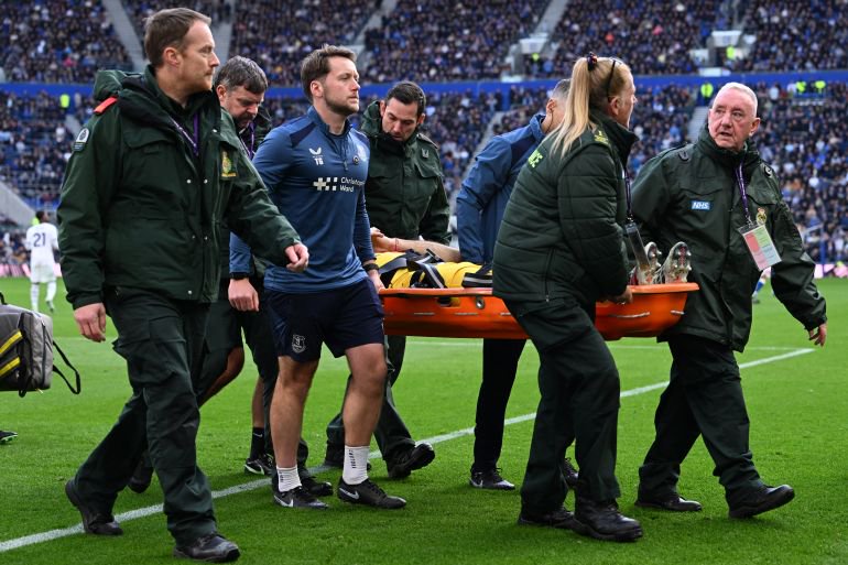Chelsea's Argentinian goalkeeper #26 Emiliano Martinez is taken off on a stretcher after a clash of heads with Everton's English defender #04 Jarrad Branthwaite during the English Premier League football match between Everton and Chelsea at Hill Dickinson Stadium in Liverpool, north west England on October 17, 2026. (Photo by PETER POWELL / AFP) / RESTRICTED TO EDITORIAL USE. NO USE WITH UNAUTHORIZED AUDIO, VIDEO, DATA, FIXTURE LISTS, CLUB/LEAGUE LOGOS OR 'LIVE' SERVICES. ONLINE IN-MATCH USE LIMITED TO 120 IMAGES. AN ADDITIONAL 40 IMAGES MAY BE USED IN EXTRA TIME. NO VIDEO EMULATION. SOCIAL MEDIA IN-MATCH USE LIMITED TO 120 IMAGES. AN ADDITIONAL 40 IMAGES MAY BE USED IN EXTRA TIME. NO USE IN BETTING PUBLICATIONS, GAMES OR SINGLE CLUB/LEAGUE/PLAYER PUBLICATIONS. /