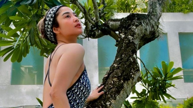 Potret Seksi Dewi Perssik di Bali. (Instagram/dewiperssik9)