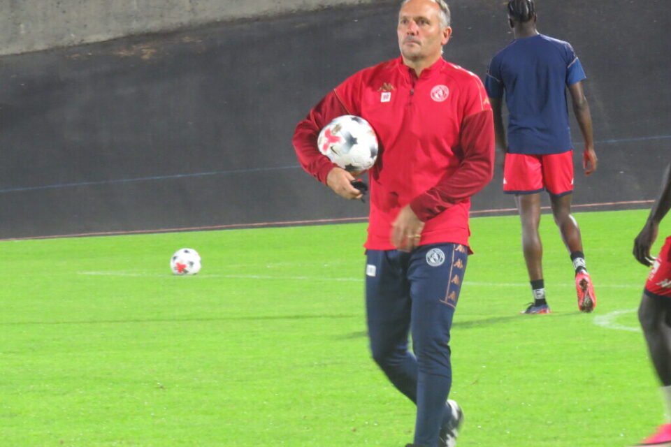 Benjamin Guillou, sur la pelouse de Desgrange, lors de l'avant-match La Roche-sur-Yon - Aubagne.
