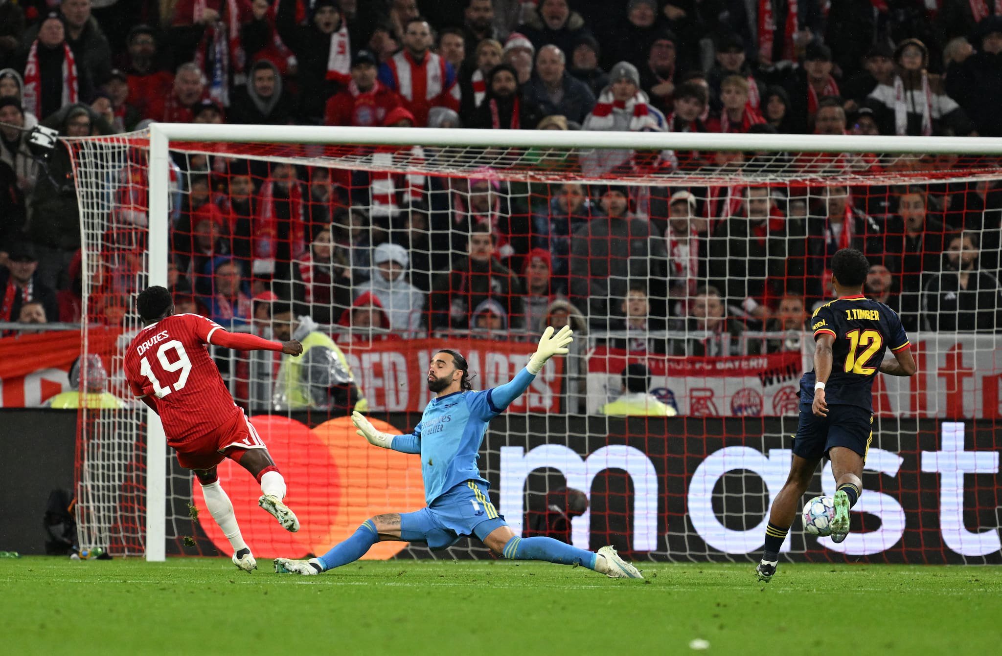 Alphonso Davies (Nummer 19) verwertet Harry Kanes Traumpass zum 1:1 gegen Arsenal. Quelle: Sven Hoppe/dpa