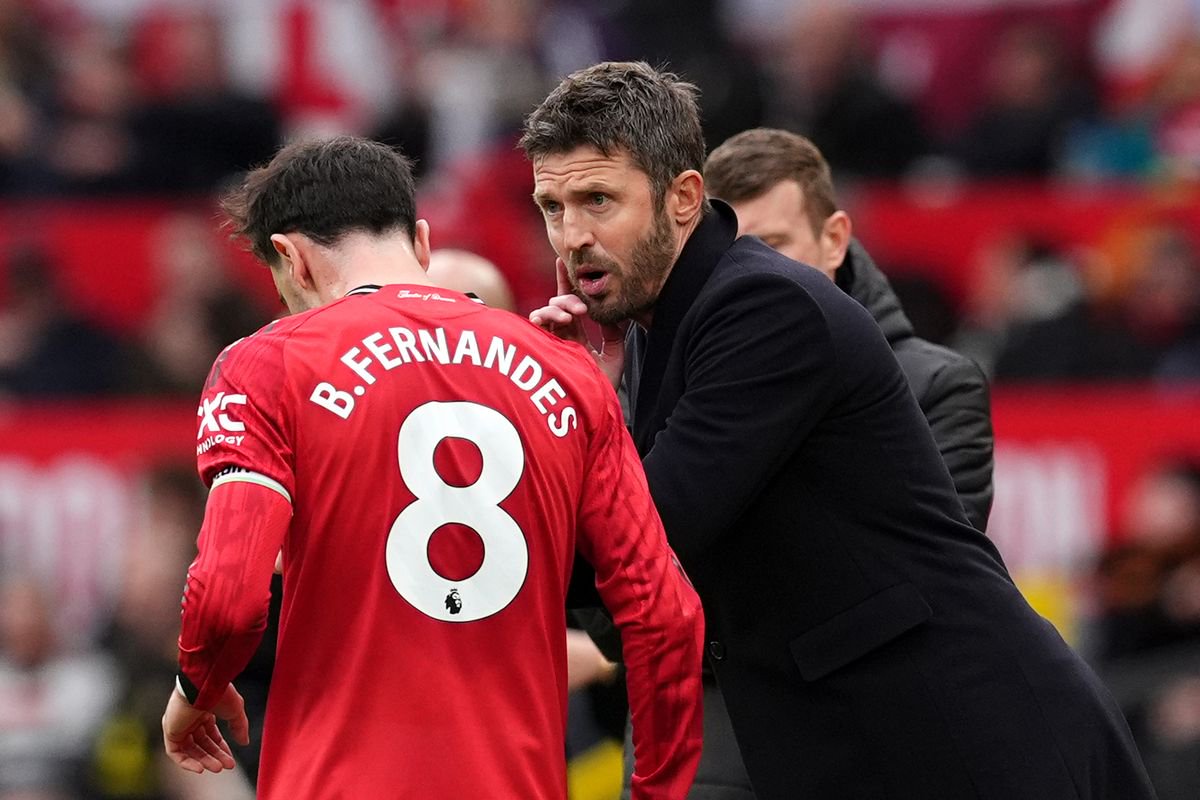Bruno Fernandes speaks with Michael Carrick