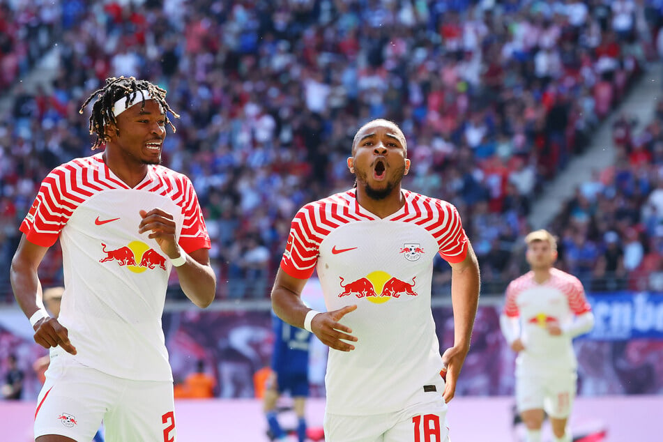 Steht nach überstandenen Adduktorenbeschwerden wieder im Kader: Christopher Nkunku (28, r.), hier neben Mohamed Simakan (26) beim bisher letzten Spiel gegen Schalke im Mai 2023.