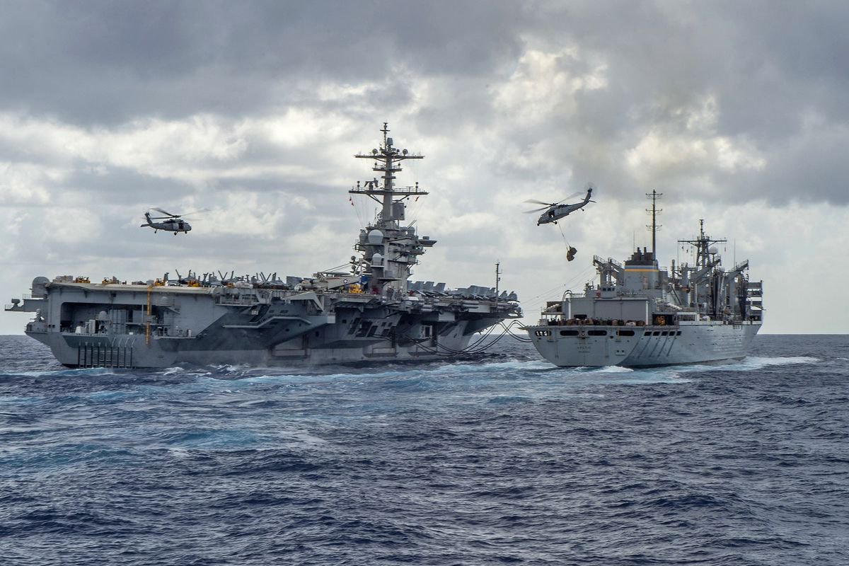 Kapal induk USS Abraham Lincoln (CVN 72) milik Angkatan Laut Amerika Serikat (US Navy) saat mengisi bahan bakar dari kapal USNS Arctic (T-AOE 9) pada 8 Mei 2019.