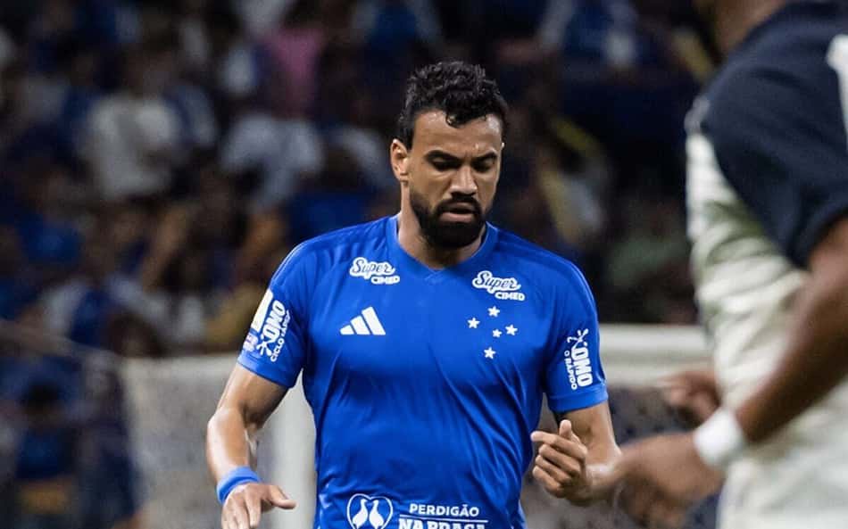 Fabrício Bruno em campo com a camisa do Cruzeiro