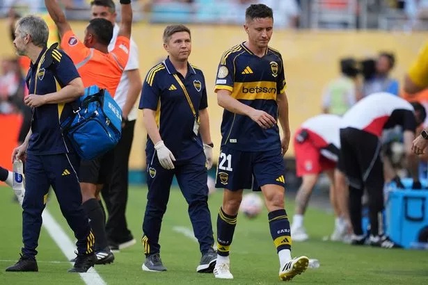 Ander Herrera walks off injured