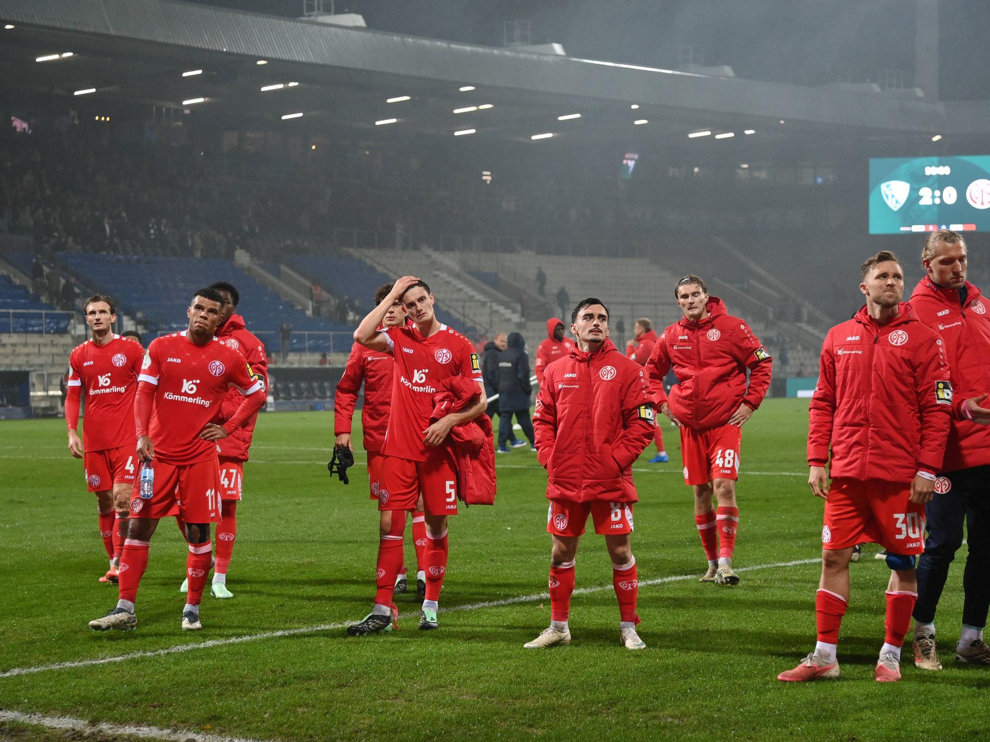 Die enttäuschte Mannschaft vom FSV Mainz 05 nach der Niederlage.