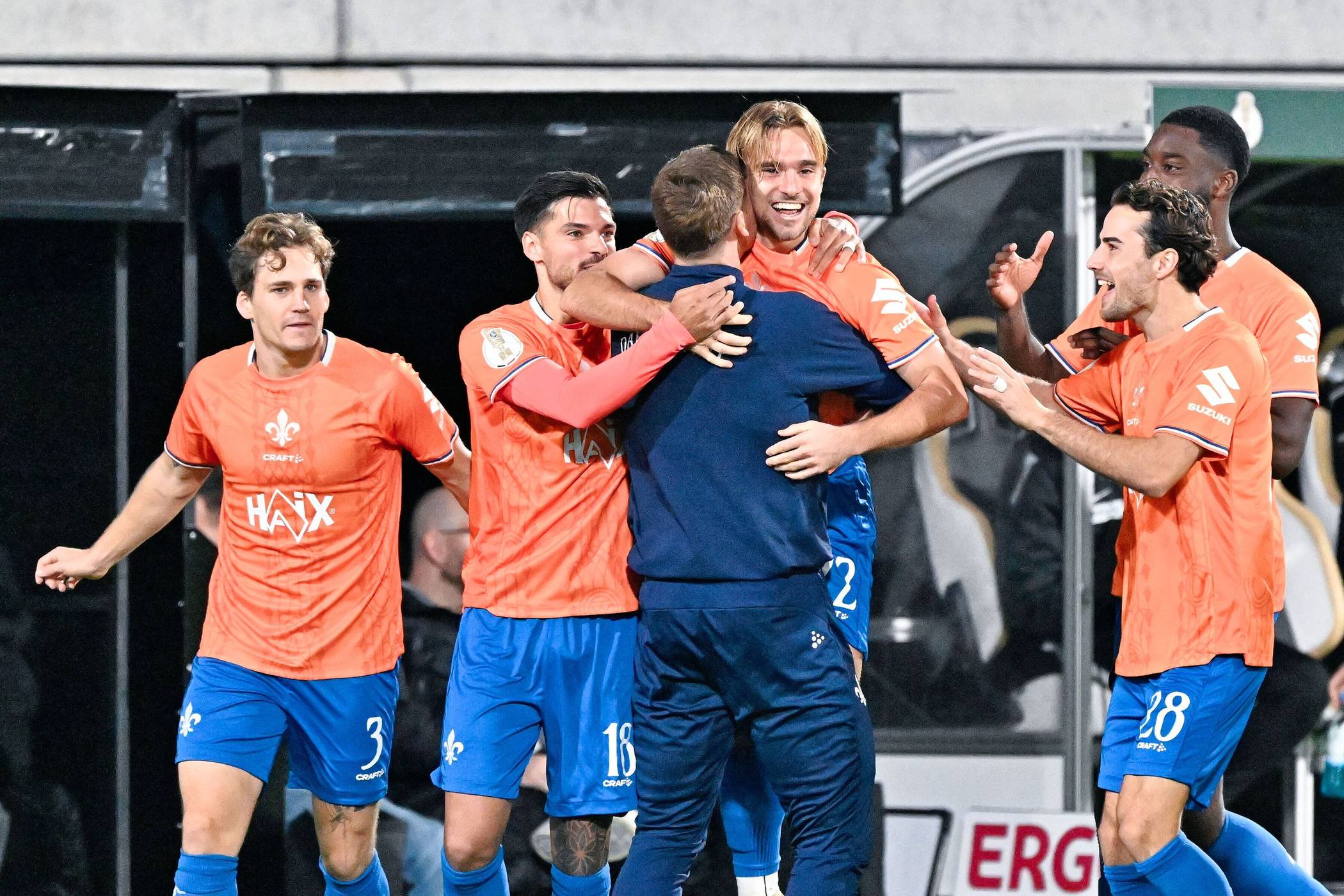 Darmstadts Lars Kehl wird nach seinem Traumfreistoß gegen die SV Elversberg von Trainer Florian Kohfeldt gefeiert.