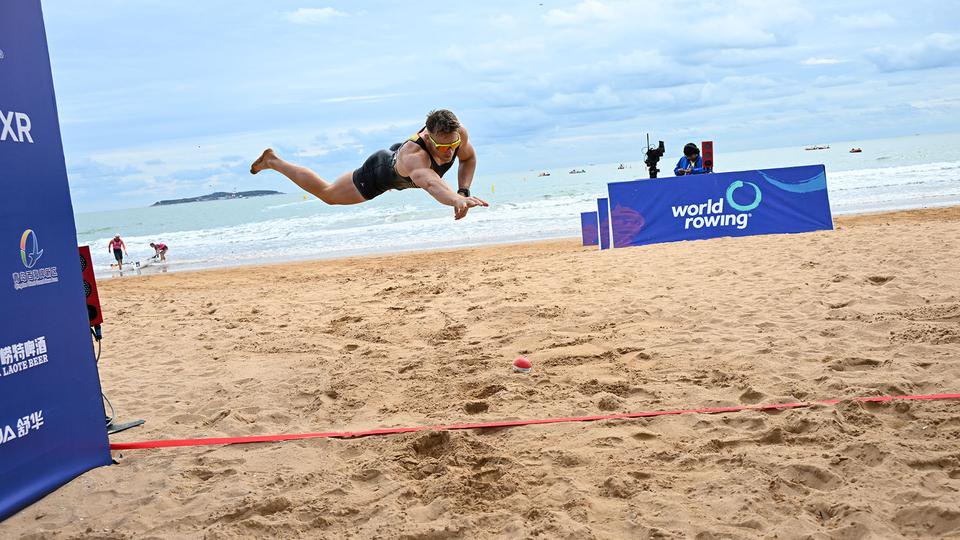 Moritz Wolff fliegt zum Buzzer, mit dem die Zeit gestoppt wird (Quelle: Detlev Seyb/World Rowing)