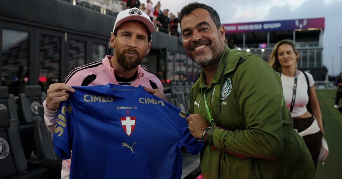 Messi ganha camisa azul do Palmeiras