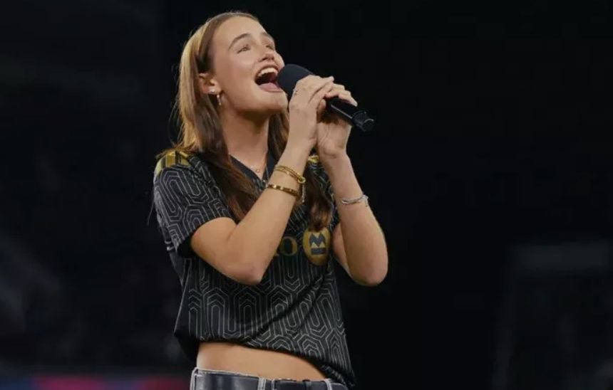 Anna-Rose Lloris, la fille de l'ancien gardien de l'équipe de France, Hugo Lloris, a interprété l’hymne américain avant le match Los Angeles FC et Austin FC. 