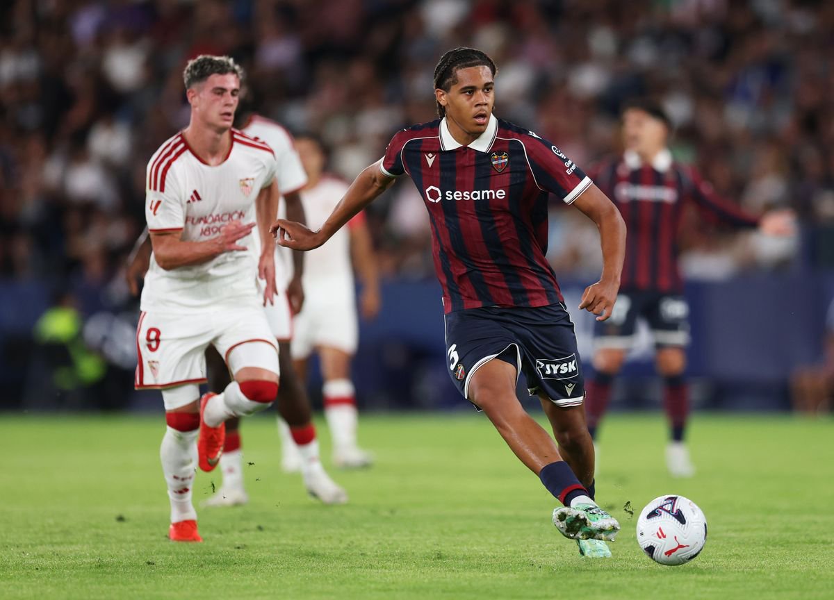 VALENCIA, SPAIN - OCTOBER 12: Ifeanyi Ndukwe of Levante UD passes the ball during the LaLiga EA Sports 2026/27 match between Levante UD and Sevilla FC at Ciutat de Valencia on October 12, 2026 in Valencia, Spain. (Photo by Clive Brunskill/Getty Images)