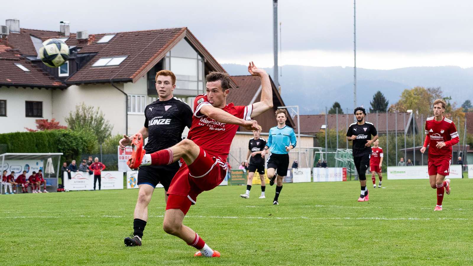 Präsenz zeigen: In Langengeisling fordert der SV-Trainer Einsatz von Benedikt Gerr (r.) und den SV-Kickern.