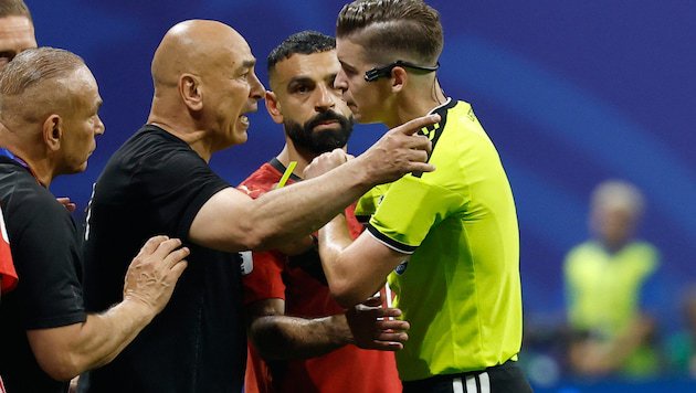 Ägyptens Teamchef Hossam Hassan lieferte sich ein Wortgefecht mit Referee Francois Letexier.