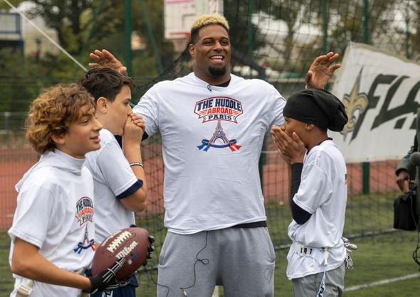 Le joueur des Saints Cam Jordan à l'ambassade des Etats-Unis à Paris pour une sensibilisation au flag football.