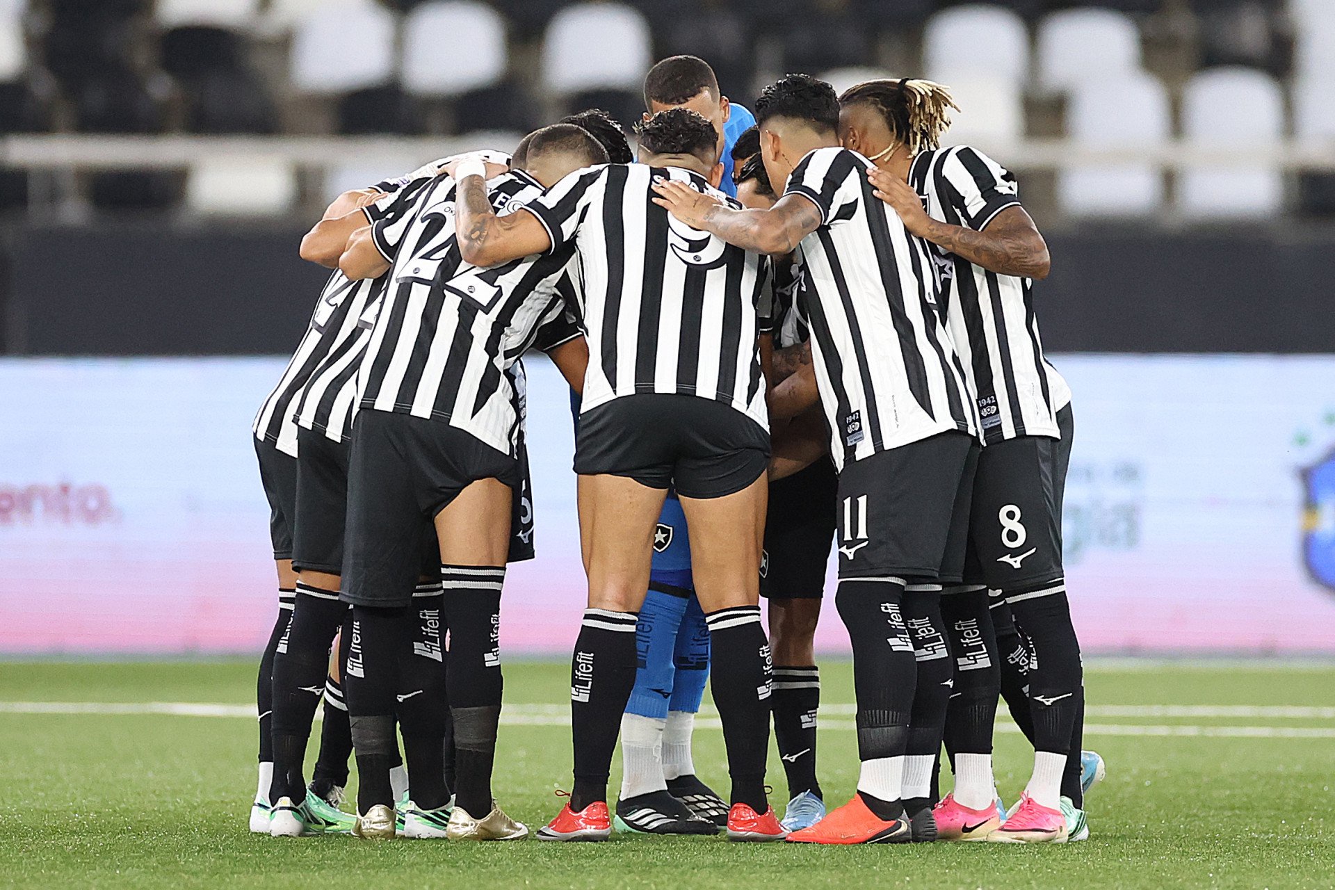  Jogadores do Botafogo reunidos no gramado do Nilton Santos - Vítor Silva / Botafogo