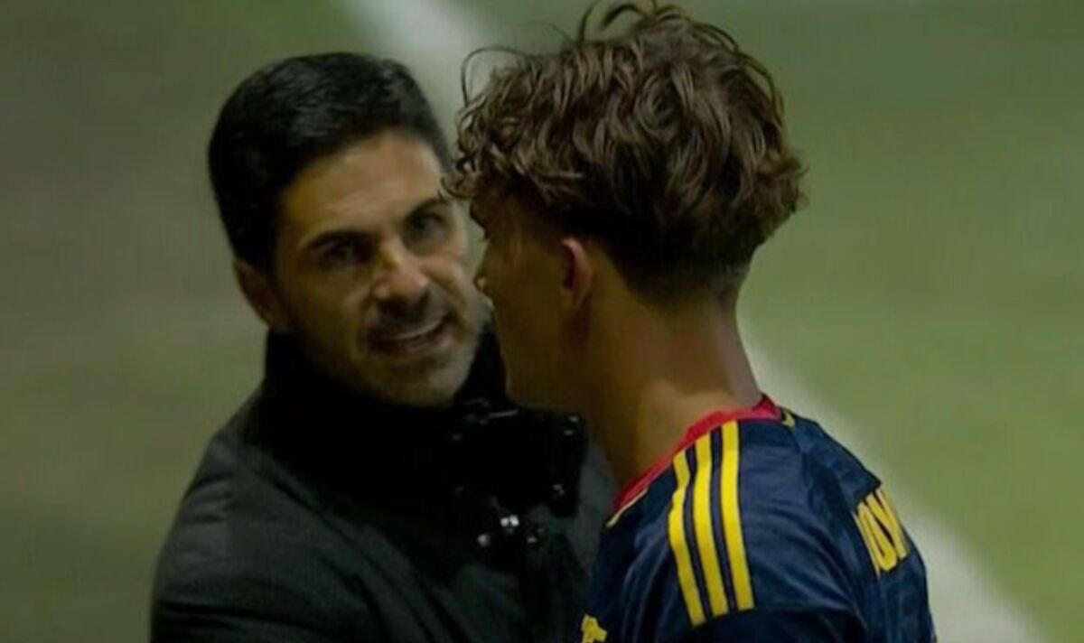 Mikel Arteta speaks to Max Dowman