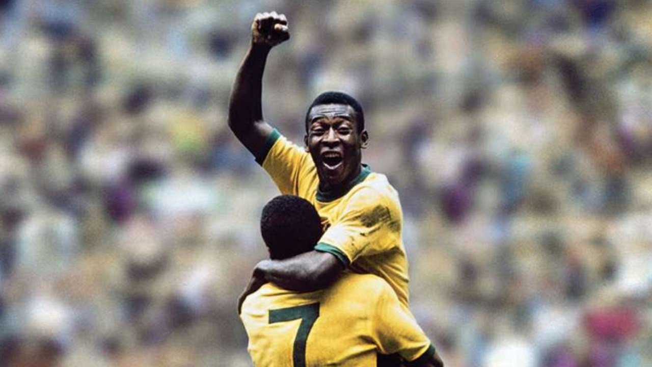 Pelé abraçando Jairzinho durante a Copa de 1970