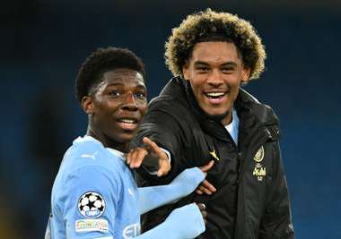 TOPSHOT-FBL-EUR-C1-MAN CITY-AEK