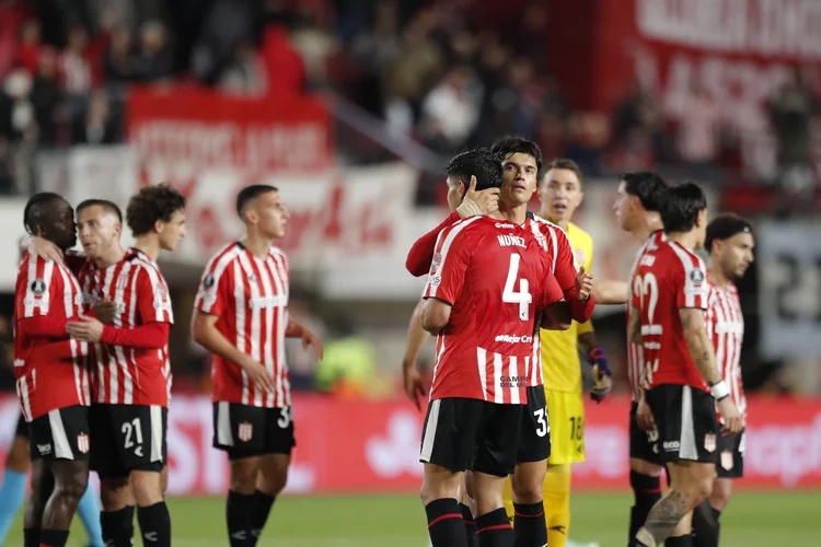 Jogadores do Estudiantes se cumprimentam após o fim do primeiro jogo das semifinais da Libertadores contra o Flamengo (Demian Alday/EFE)