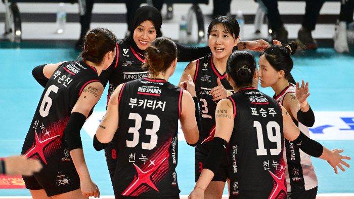 Selebrasi dari Megawati Hangestri dan pemain Red Sparks lainnya ketika bertanding melawan GS Caltex pada Minggu, 20 Oktober 2024.