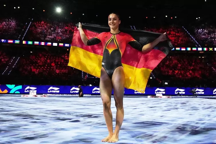 Versilbert – und mit der schwarz-rot-goldenen Fahne: Helen Kevric.
