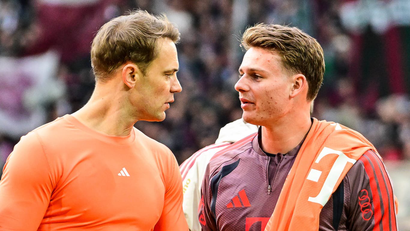 Manuel Neuer (l.) neben Jonas Urbig: Beide stehen beim FC Bayern unter Vertrag.