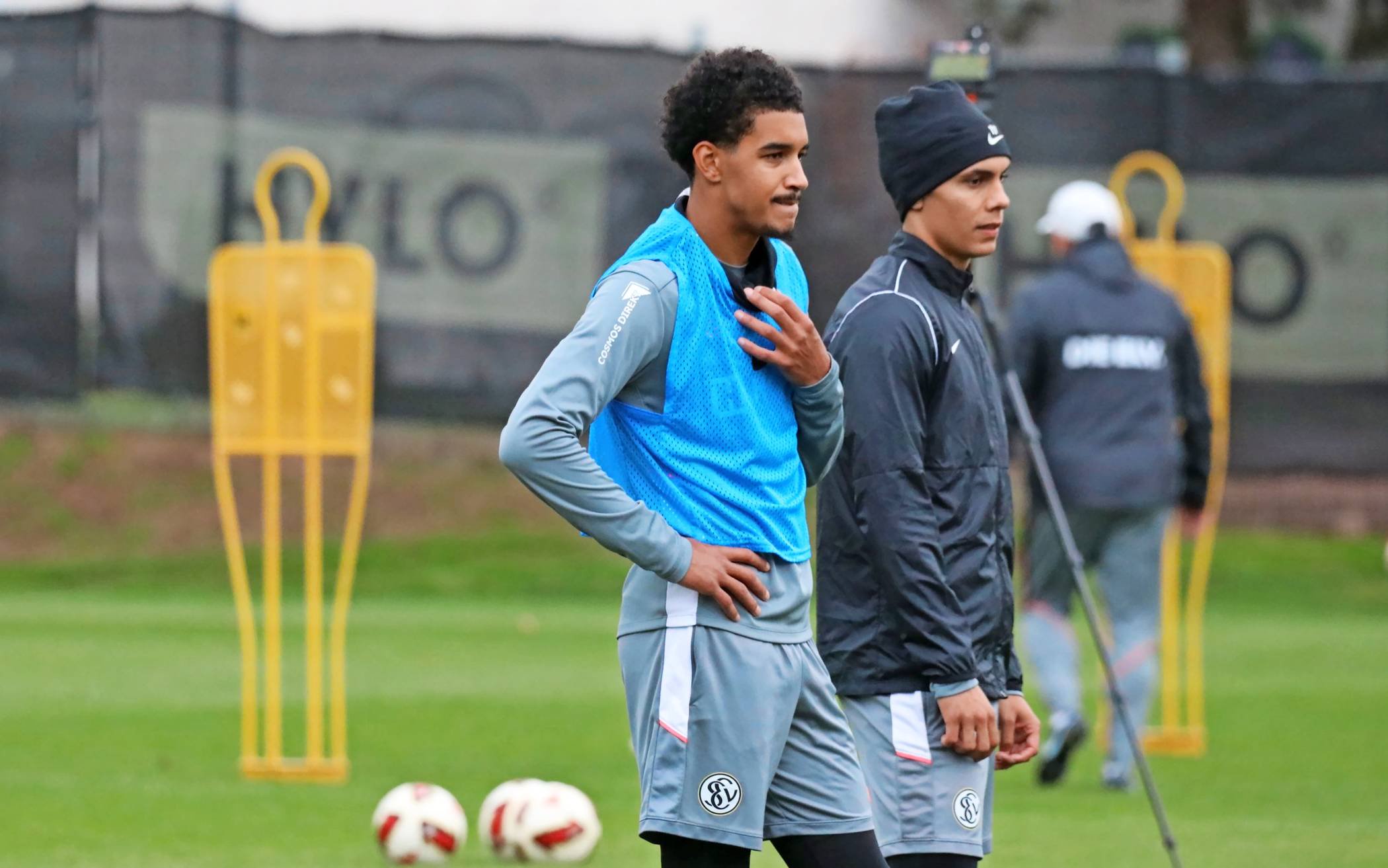  Der wieder fitte Francis Onyeka (links) und Frederik Schmahl beobachten ihre Teamkollegen während einer Trainingseinheit der SV Elversberg.  