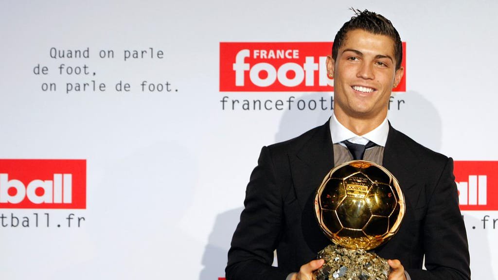 Cristiano Ronaldo com a Bola de Ouro 2008 (AP Photo/Thibault Camus)