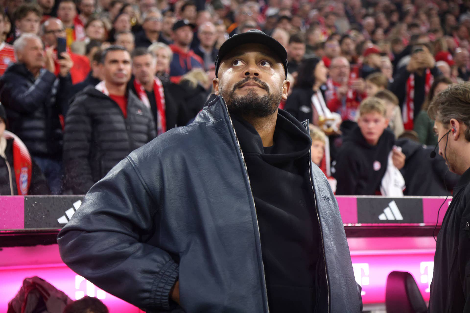 Vincent Kompany, Trainer des FC Bayern München, blickt nach oben im Stadion vor vielen Fans.